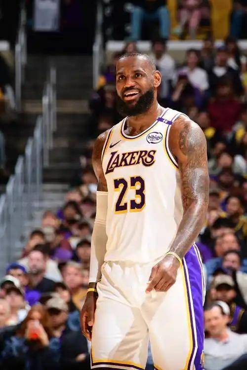 湖人王牌球员创赛季得分新高，媒体热捧，决定注意进入历史.的简单介绍-爱游戏体育