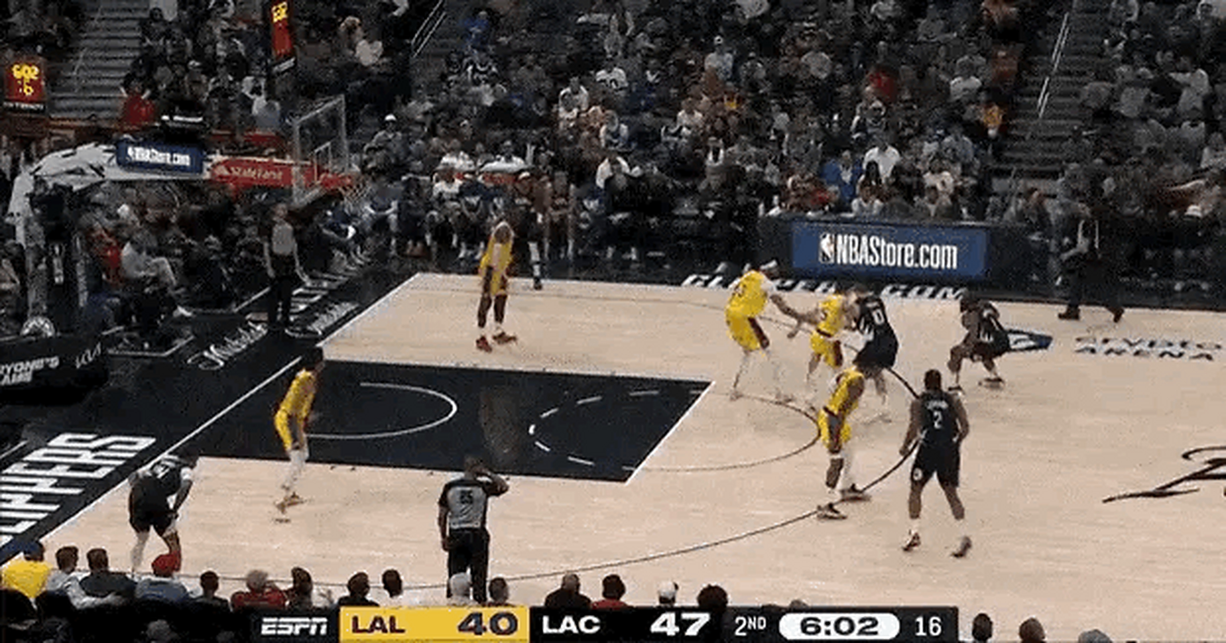 哈登在湖人比赛中险胜，战术调整引发热议！-爱游戏体育